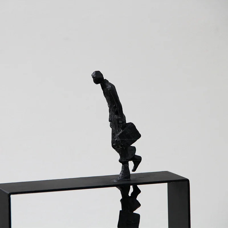 sculpture homme marchant sacoche métal noir miroir minimaliste moderne chambre