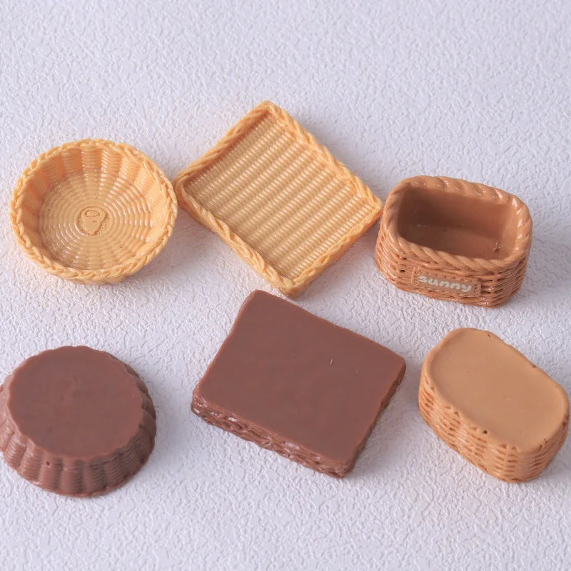 paniers gâteaux miniatures réalistes détaillés marron clair foncé variés tissu paille fruits fleurs