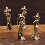 statuette sorcière bronze doré texture métallique artisanale vintage détaillée chapeau balai chat robe