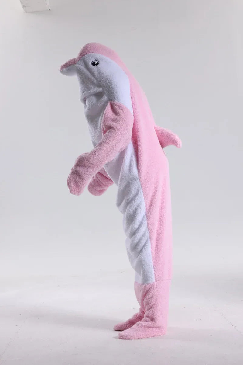 Une peluche douce et moelleuse représentant un dauphin rose et gris, qui semble prendre vie avec ses mouvements expressifs.