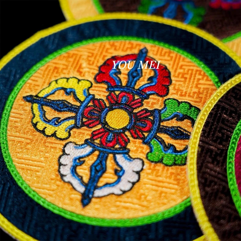 broderies tibétaines motifs fleurs table carrée coton polyester artisanal rouge bleu vert jaune marron