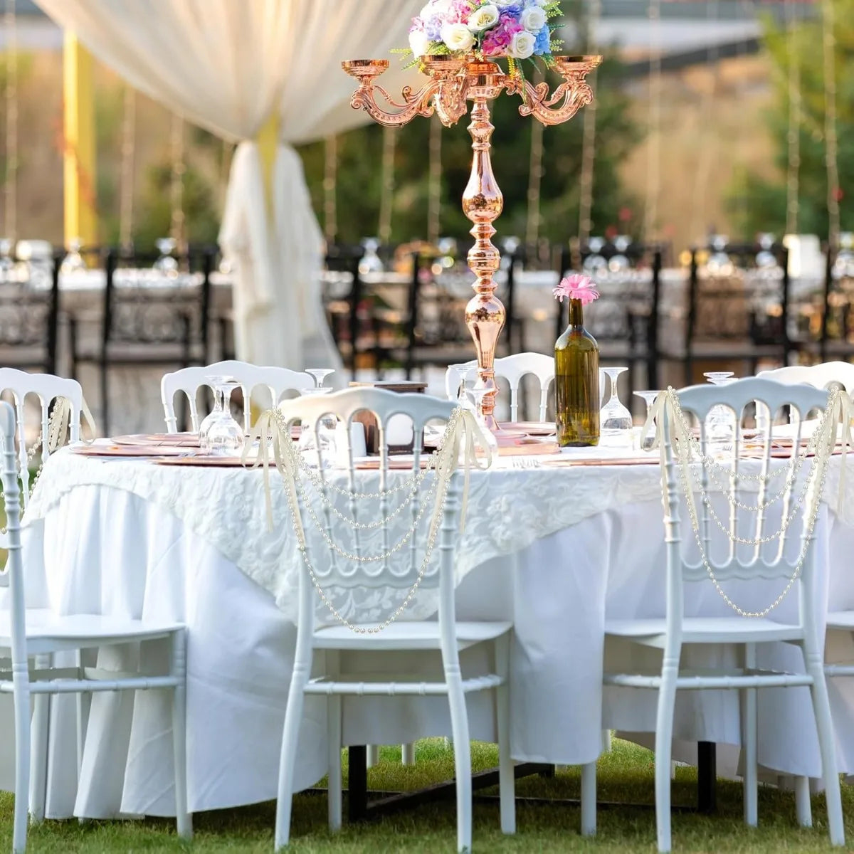 décorations mariage guirlandes satin blanc nacré or chaises allée festive élégantes classicampoises salopes