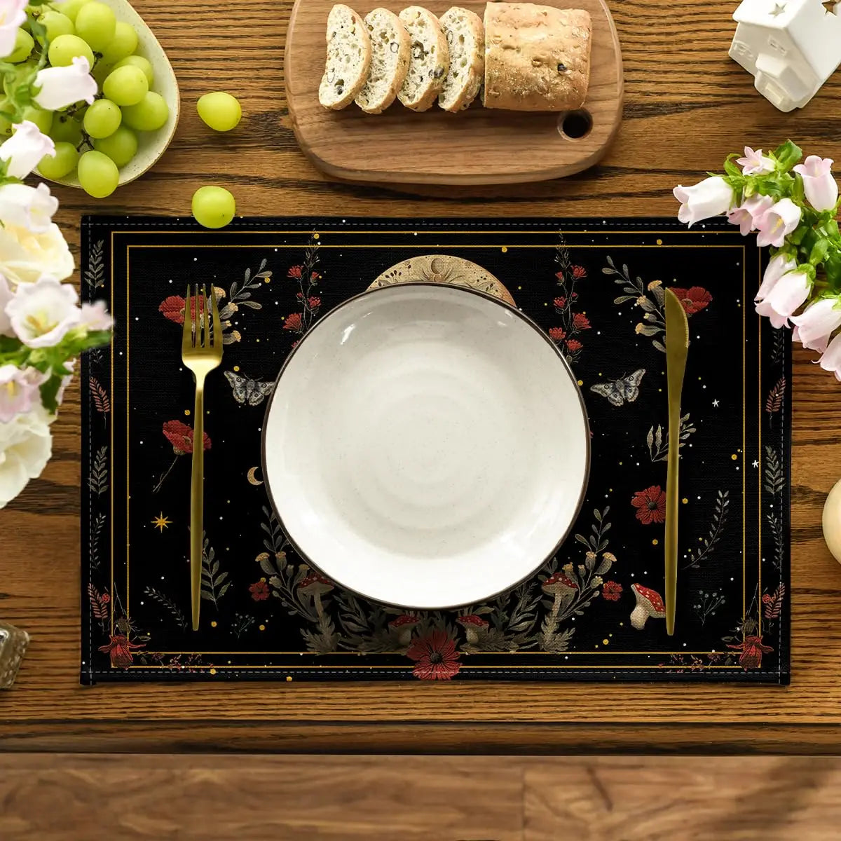 tapis table vintage noir papillons fleurs lune romantique assiettes fourchettes couteaux