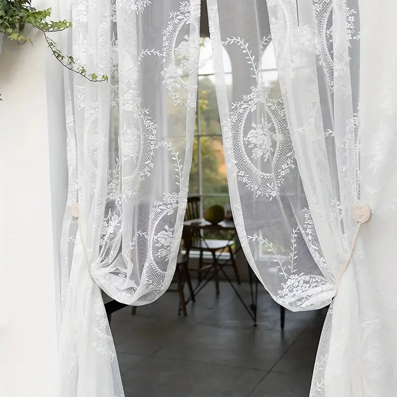rideau floral polyester translucide champêtre blanc motif brodé vintage decoration extérieure