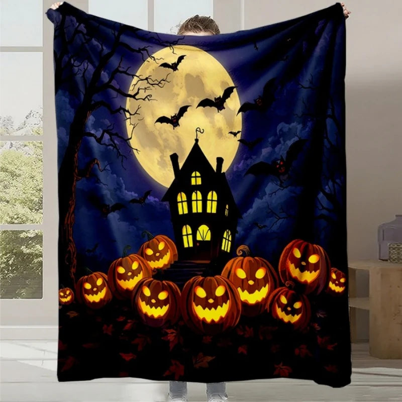 Une sombre maison hantée sous un clair de lune avec des citrouilles effrayantes illuminées dans la nuit d'Halloween.