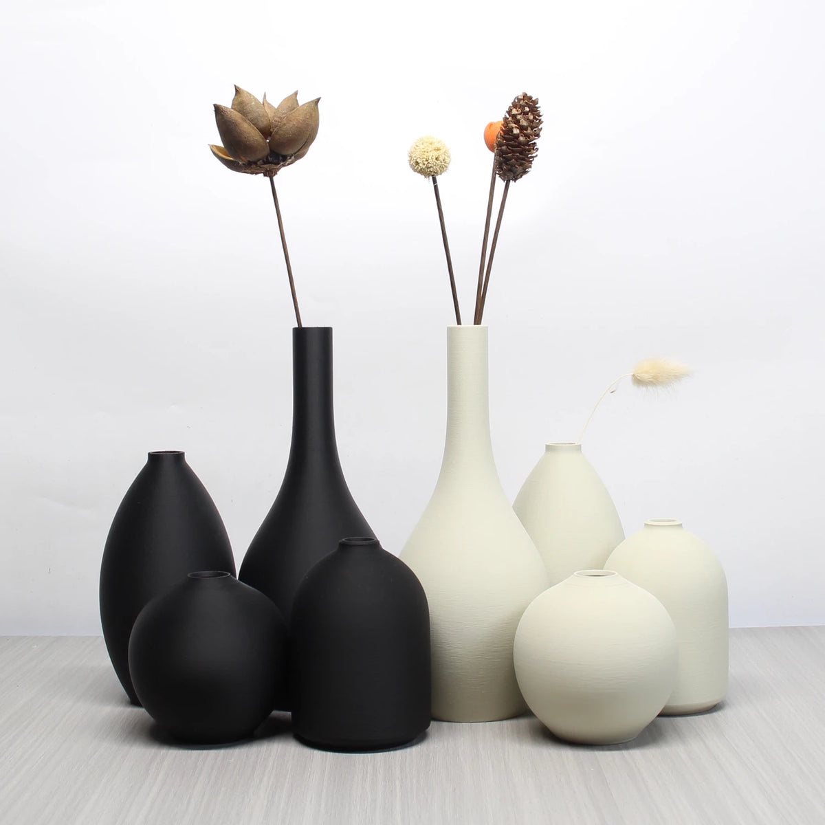 vases modernes minimalistes plastique noir crème fleurs séchées lotus pompon cône décoration intérieure épurée