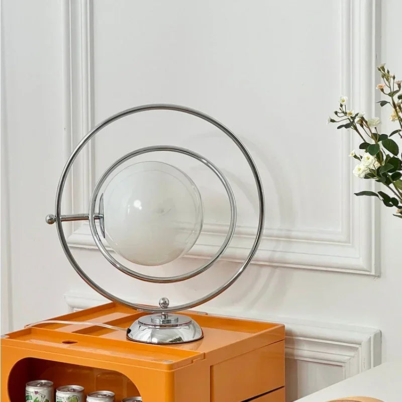 lampe table moderne argentée anneaux superposés sphère translucide led 4500k