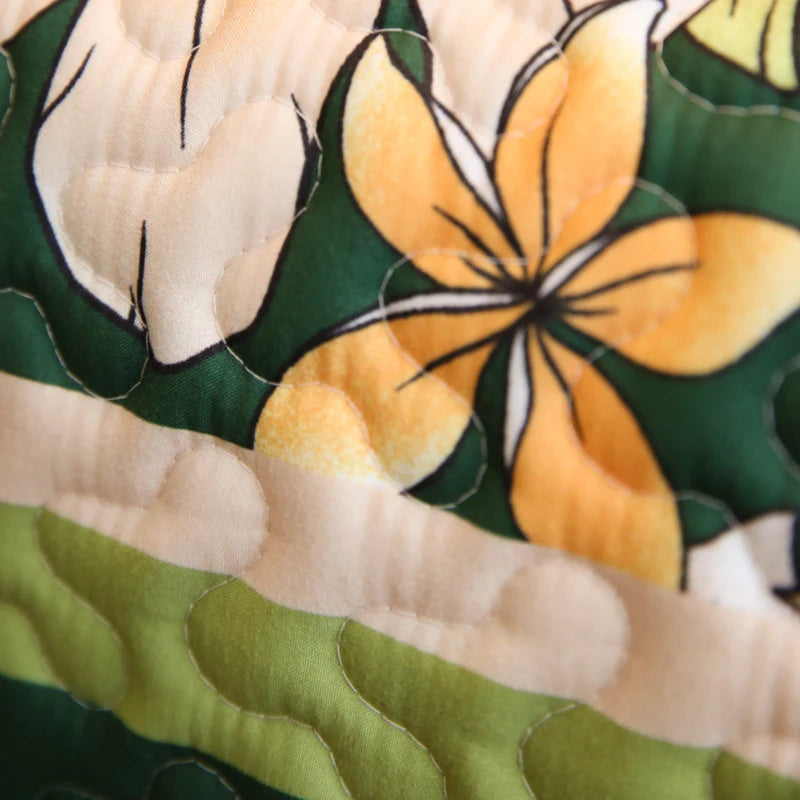 Motif floral tropical rayonnant avec des pétales jaunes et verts sur un fond clair.
