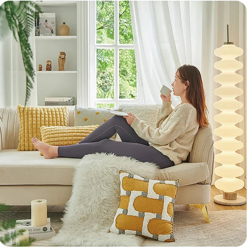coussin décoratif moderne motif géométrique jaune gris beige texture bouclée canapé salon