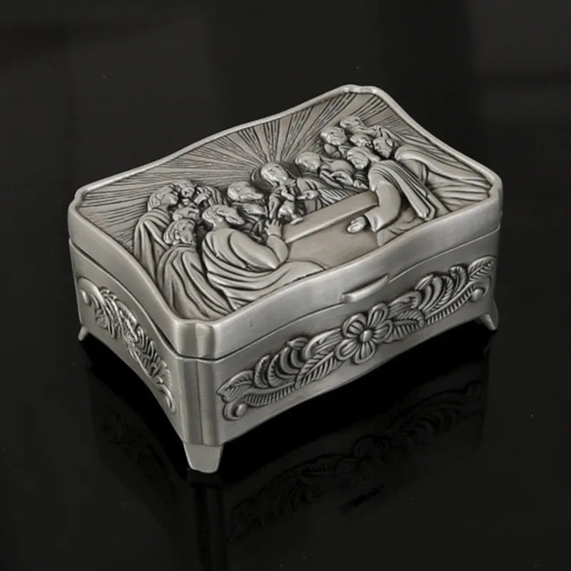 boîte bijoux argentée relief religieux intérieur noir classique orné poignée métallique