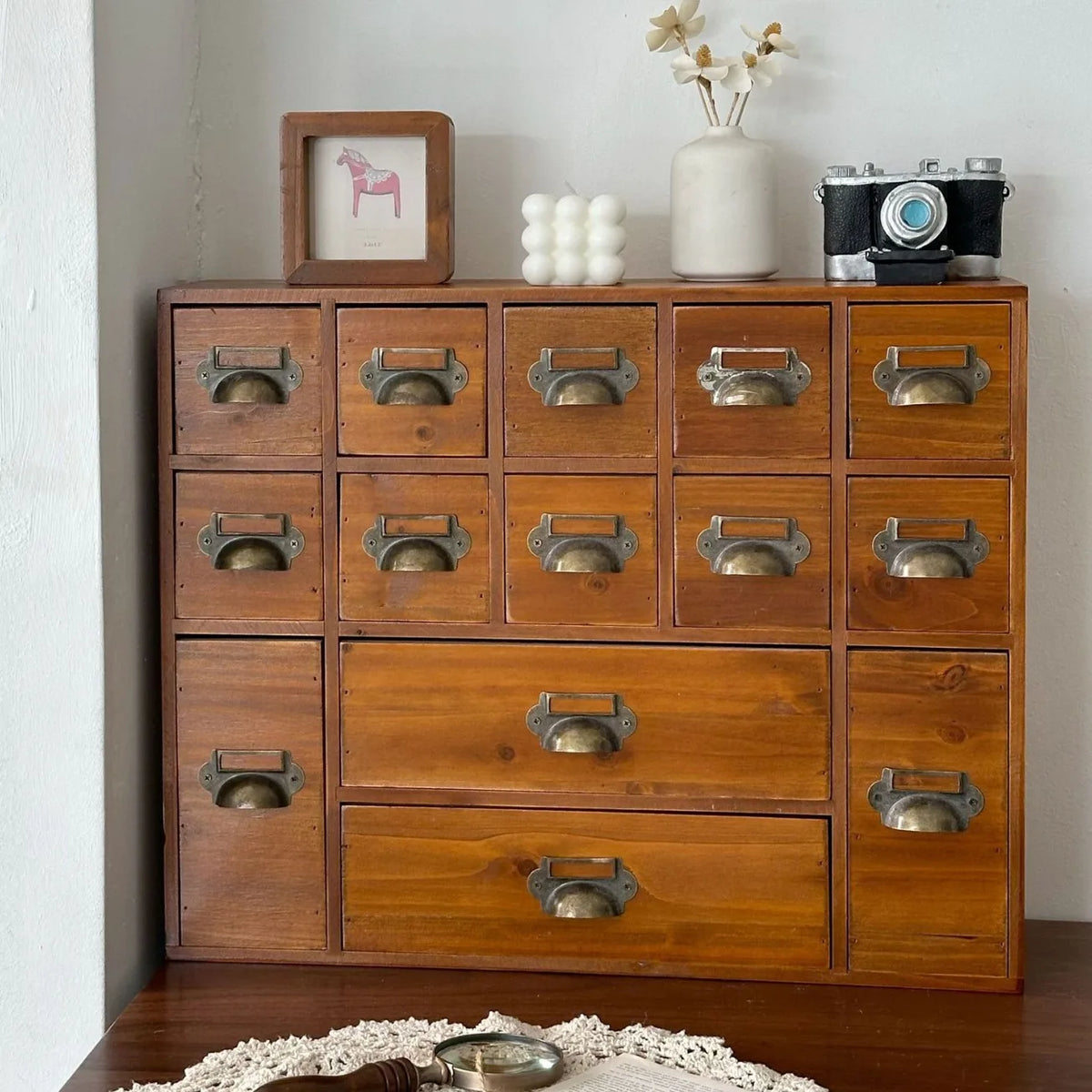 meuble industriel vintage tiroirs bois marron poignées dorées rangement décoration salon