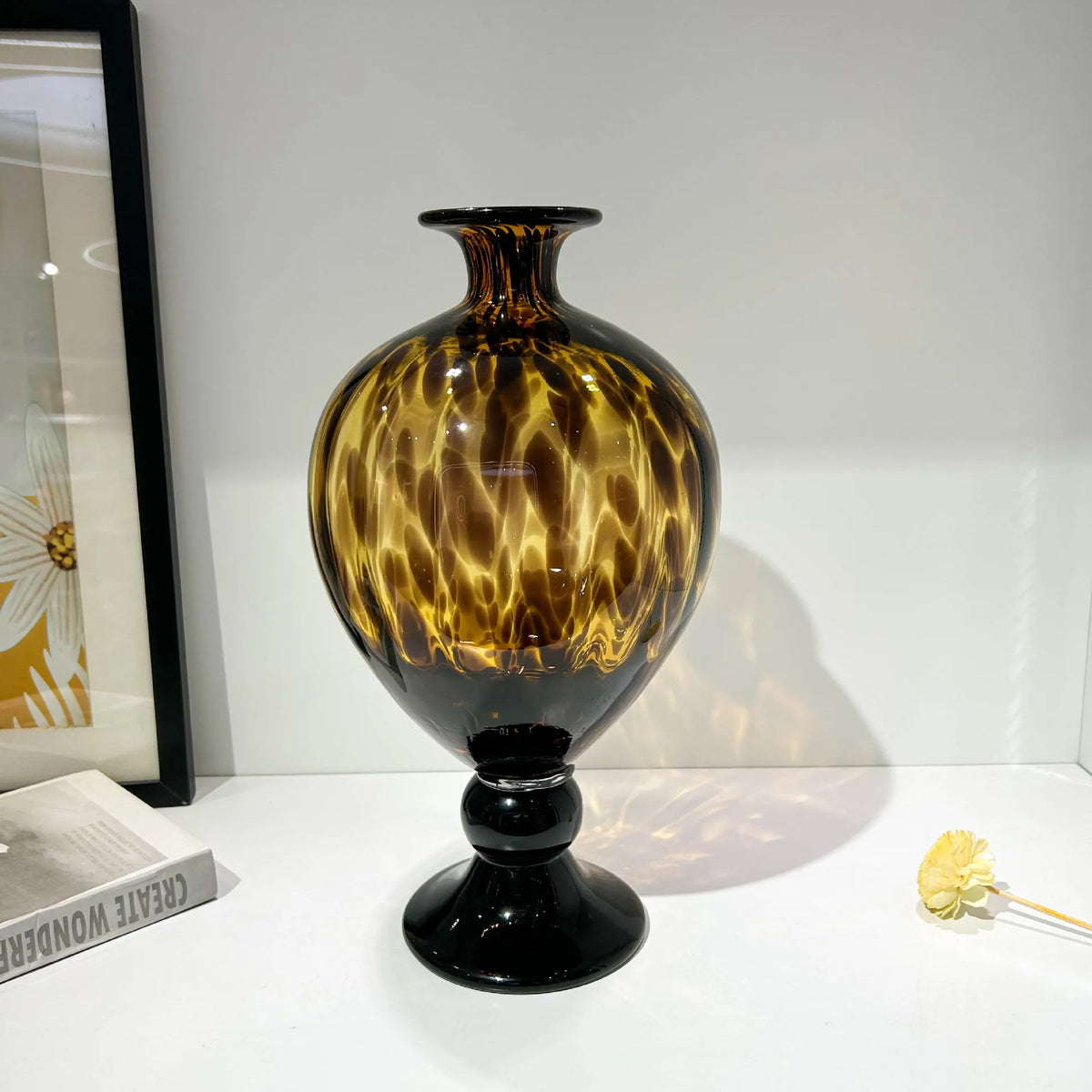 vase moderne marbré ondulé marron noir décoration intérieur arrangement floral opaque 19x38cm