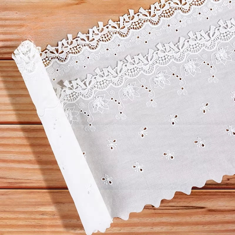 tissu coton blanc broderie papillons fleurs bordure dentelée classique opacité travaux manuels