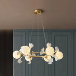 suspension lumineuse or contemporaine boules lumineuses opalescentes fleurs décoratives chambre coucher salon