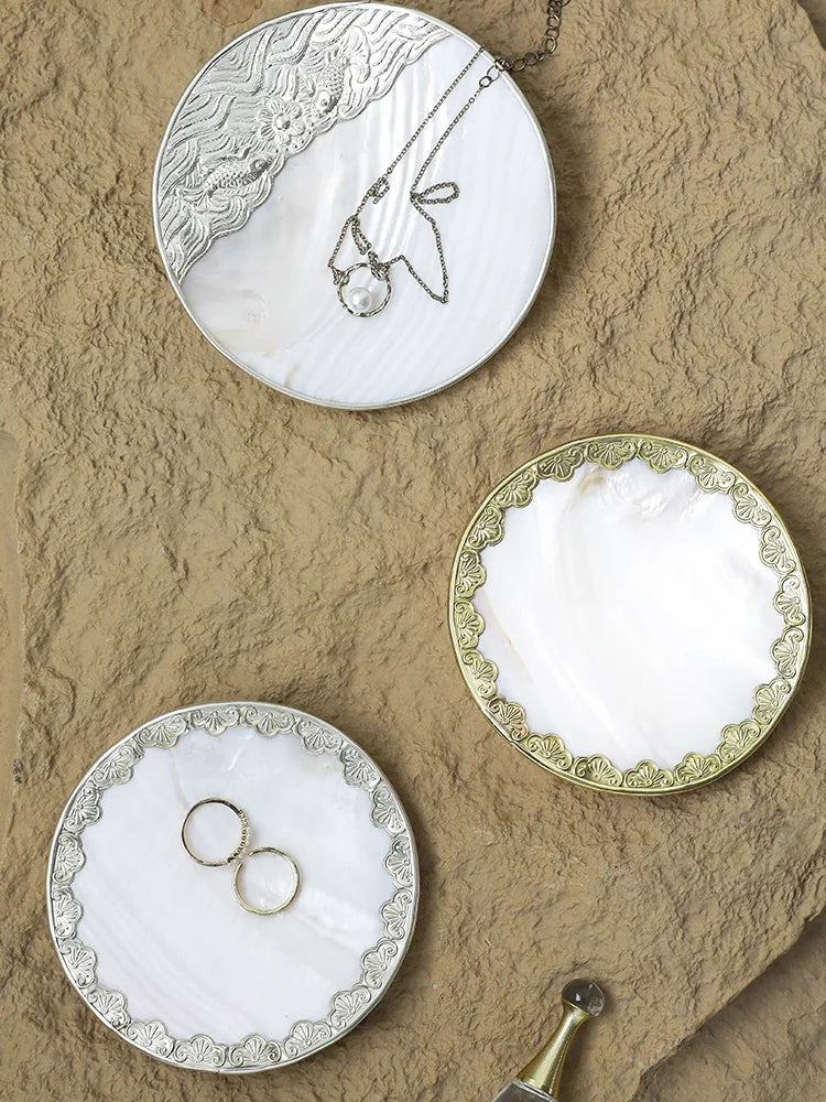 assiettes bijoux blanc or élégantes motifs floraux texture naturelle pieds métalliques almacenamiento joyas