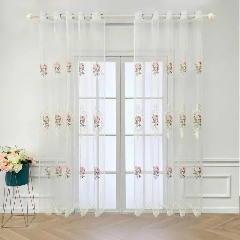 rideau tulle blanc broderie fleurs roses feuilles vertes salon chambre décor romantique classique