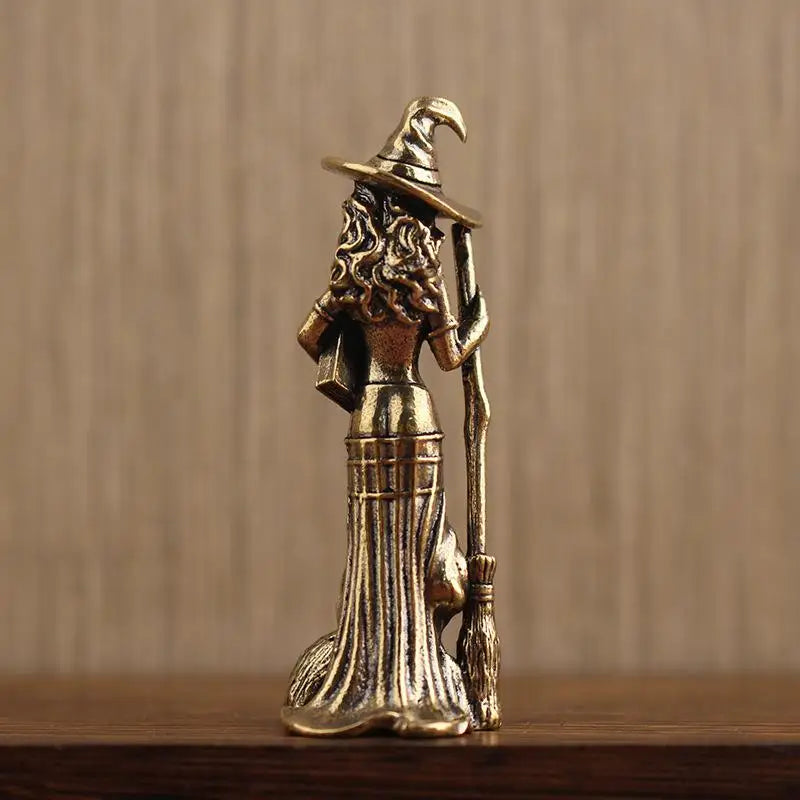 statuette sorcière bronze doré texture métallique artisanale rétro chapeau balai chat robe