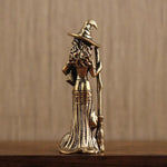 statuette sorcière bronze doré texture métallique artisanale rétro chapeau balai chat robe
