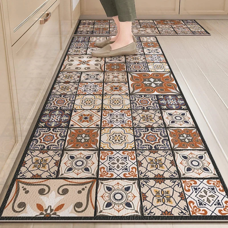 Tapis de sol décoratif en carreaux de carrelage de motifs géométriques vintage, dans des tons de beige, marron et noir, créant un design élégant et esthétique.