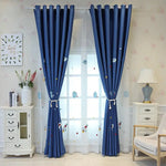 Rideaux occultants bleus pour chambre, parfaits pour créer une ambiance apaisante et moderne. Leur design avec motifs ludiques ajoute une touche de fantaisie, idéal pour une chambre d'enfant. Accessoire d'intérieur élégant, ces rideaux améliorent la décoration et offrent une solution pratique pour un contrôle optimal de la lumière.