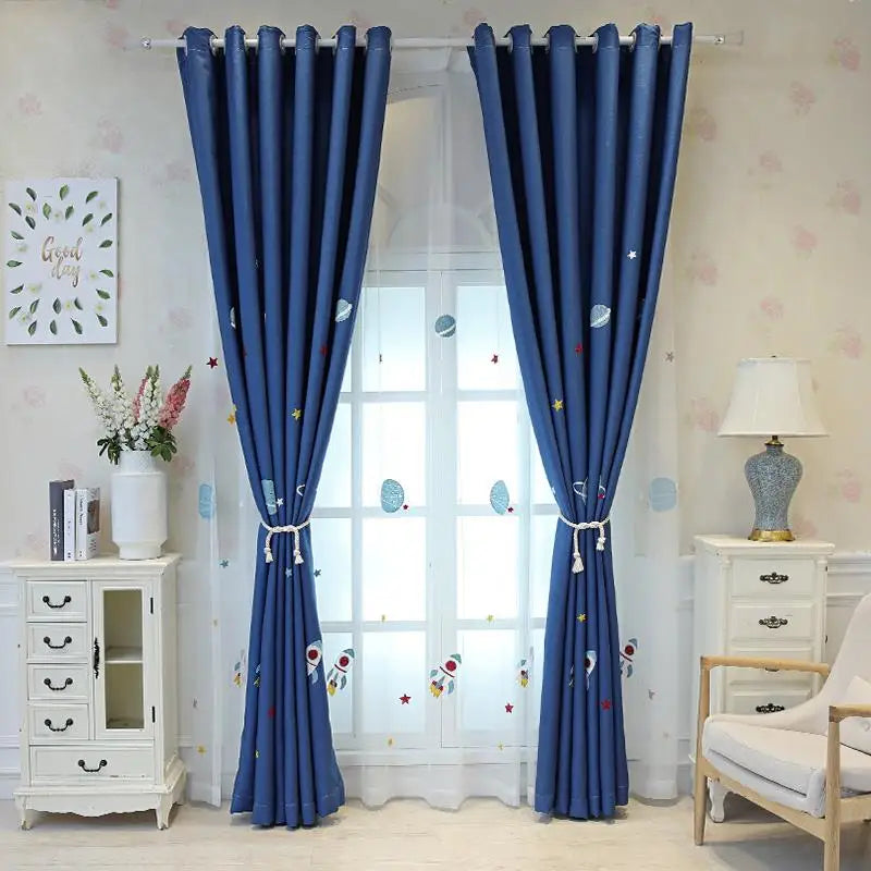 Rideaux occultants bleus pour chambre, parfaits pour créer une ambiance apaisante et moderne. Leur design avec motifs ludiques ajoute une touche de fantaisie, idéal pour une chambre d'enfant. Accessoire d'intérieur élégant, ces rideaux améliorent la décoration et offrent une solution pratique pour un contrôle optimal de la lumière.