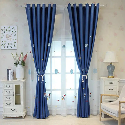 Rideaux occultants bleus pour chambre, parfaits pour créer une ambiance apaisante et moderne. Leur design avec motifs ludiques ajoute une touche de fantaisie, idéal pour une chambre d'enfant. Accessoire d'intérieur élégant, ces rideaux améliorent la décoration et offrent une solution pratique pour un contrôle optimal de la lumière.