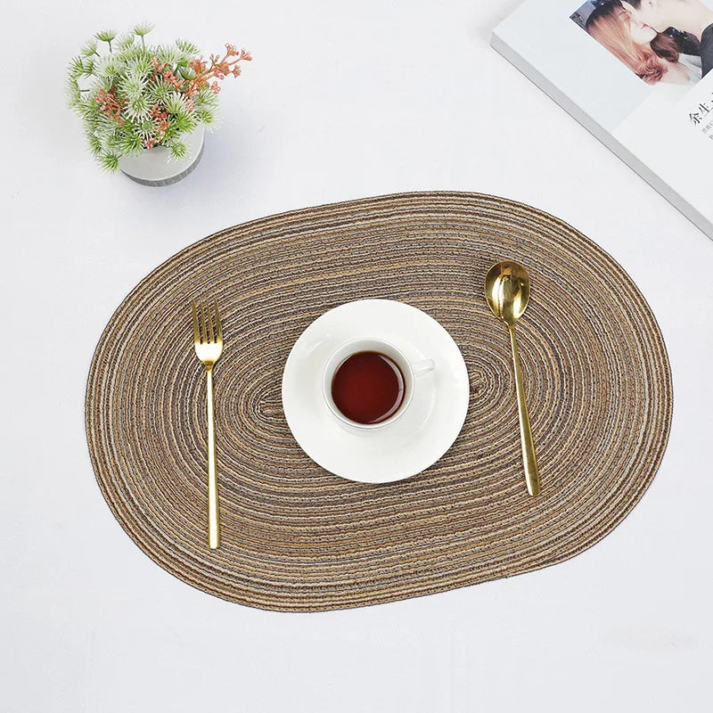 tapis table moderne rayures horizontales marron clair assiettes fourchettes cuillères serviettes feuilles gâteau fleurs