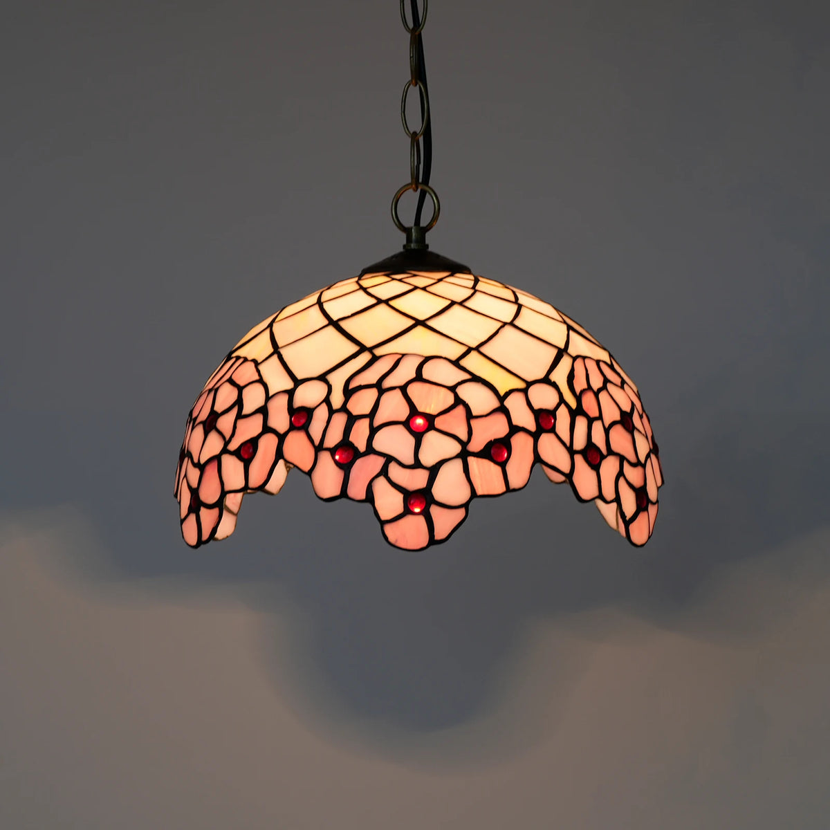 lampe suspendue tiffany fleurs stylisées multicolore rouge orange jaune vert noir adjustable chambre cuisine