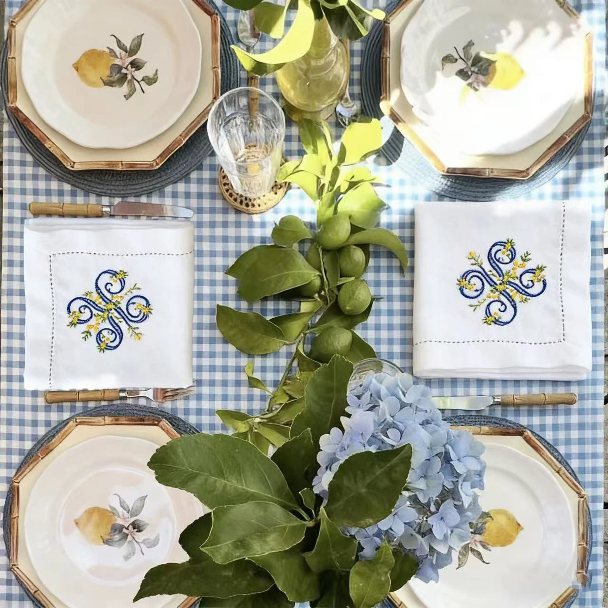 serviette table lin blanc broderie fleurs bleues jaunes décoration mariage