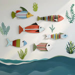 décoration murale poissons bois couleurs vives artisanal thème océan vintage