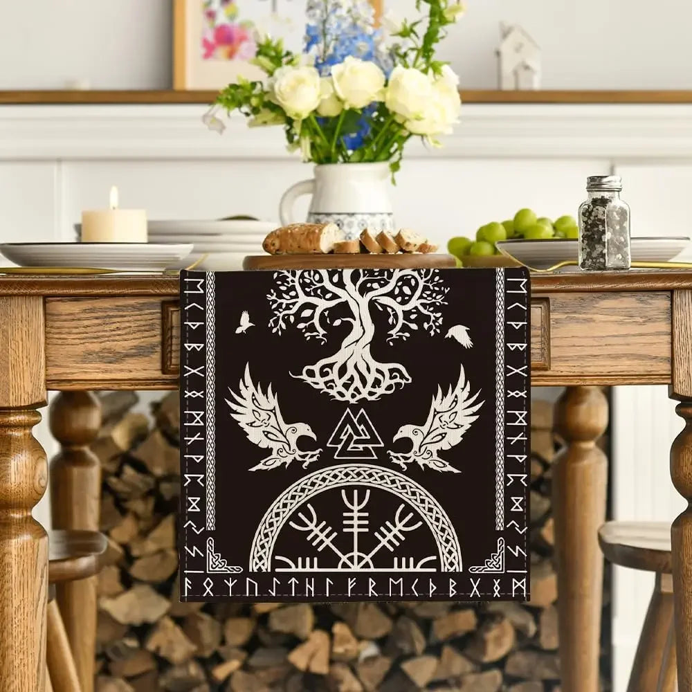 Un magnifique plateau décoratif avec des motifs scandinaves et nordiques, mettant en valeur un bouquet de fleurs fraîches sur une table de cuisine.