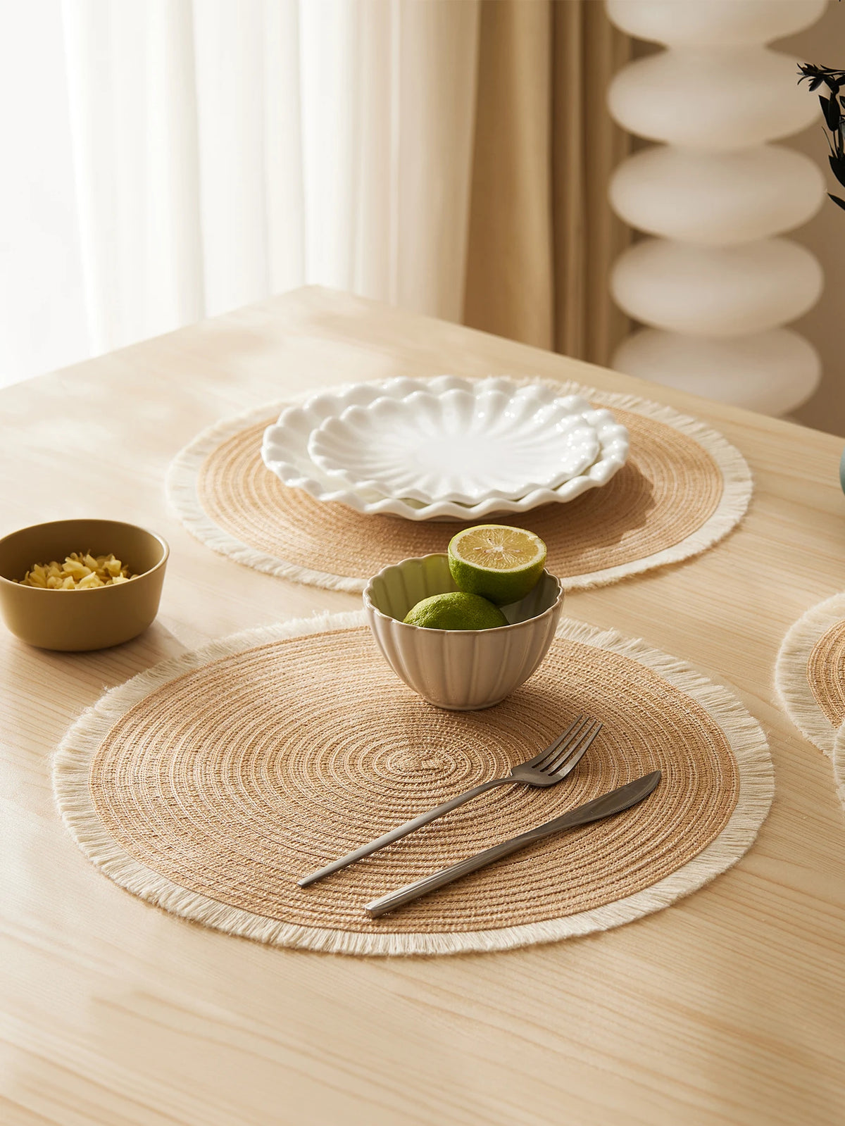 tapis rond moderne franges blanches placemats tissés beige clair assiettes vaisselle