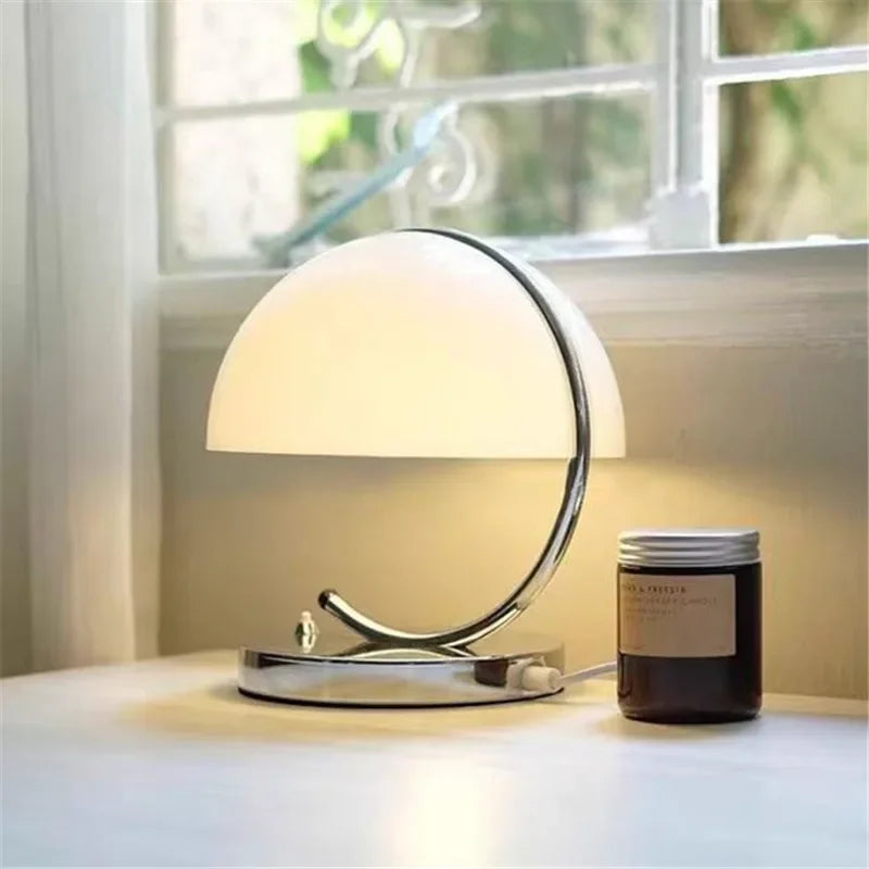 Lampe de chevet orange design Bauhaus sur table de nuit