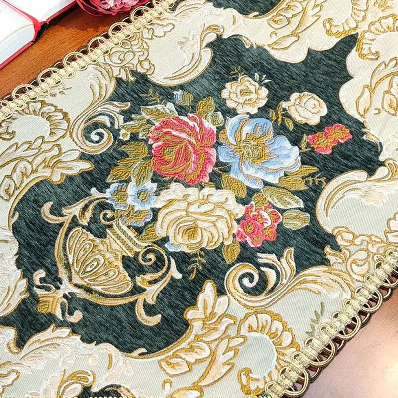 Texture de tissu de brocart brocart ornée de motifs floraux multicolores dorés sur un fond noir élégant.