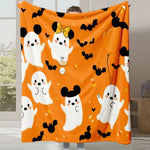 Une couverture moelleuse et festive mettant en scène des fantômes de Mickey Mouse sur un fond orange et décoré de chauves-souris noires, créant une ambiance Halloween chaleureuse et amusante.