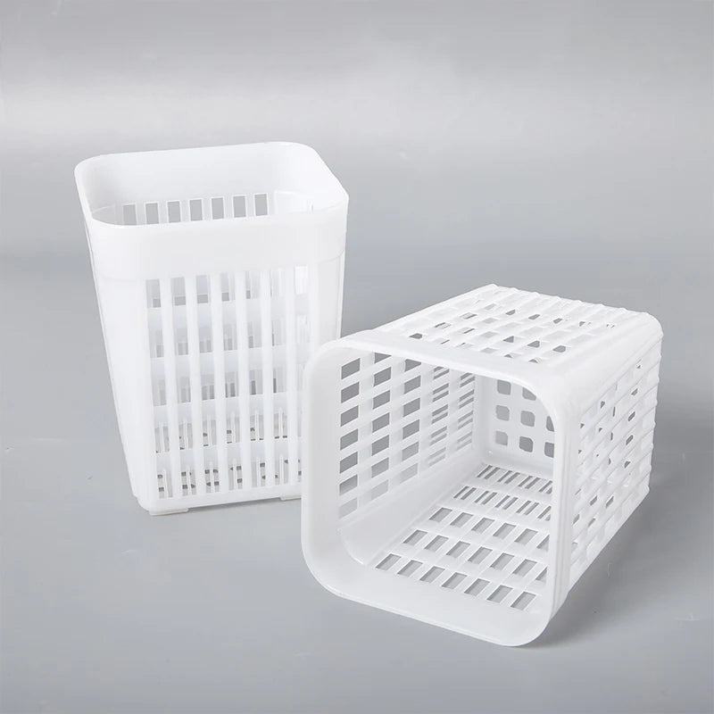 panier blanc minimaliste rangement couverts fourchettes ciseaux moderne organisation cuisine grille ajour