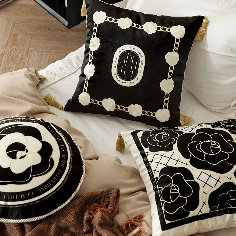 housse coussin carrée velours motif floral noir blanc pompon doré décoration salon
