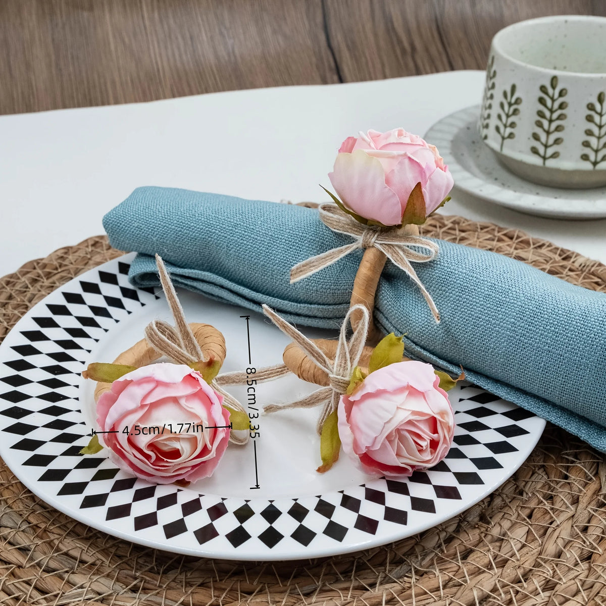 porte serviettes décoratifs jute fleurs rose serviettes tissu assiettes motifs géométriques verres transparents rustique