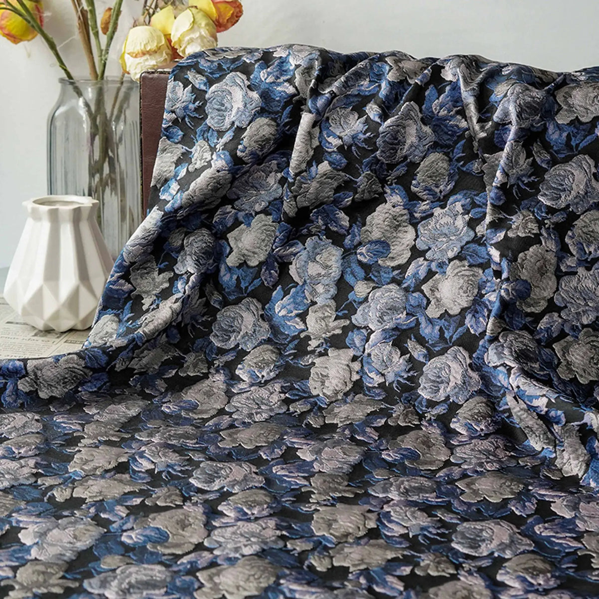 tissu imprimé fleurs bleu gris noir texturé brodé couture vêtements accessoires sophistiqué élégant