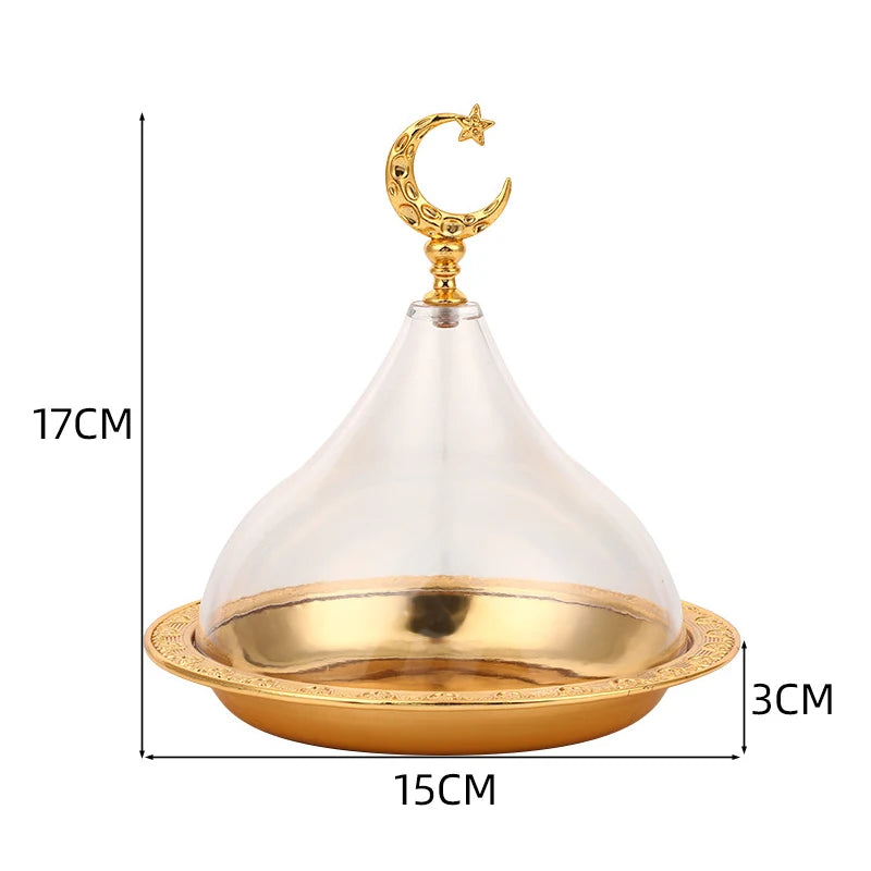 Un bol de verre doré rehaussé d'un croissant de lune stylisé, posé sur un plateau doré, formant un élégant ensemble décoratif.