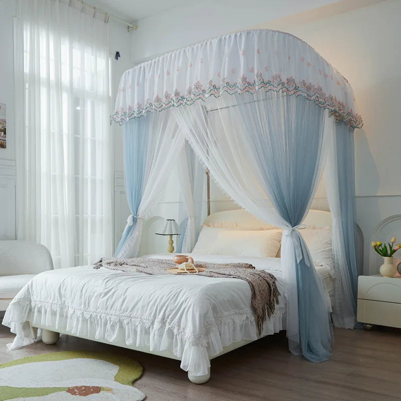 Chambre de style romantique avec un lit à baldaquin blanc décoré de rideaux et de volants floraux, créant une atmosphère douce et féminine.