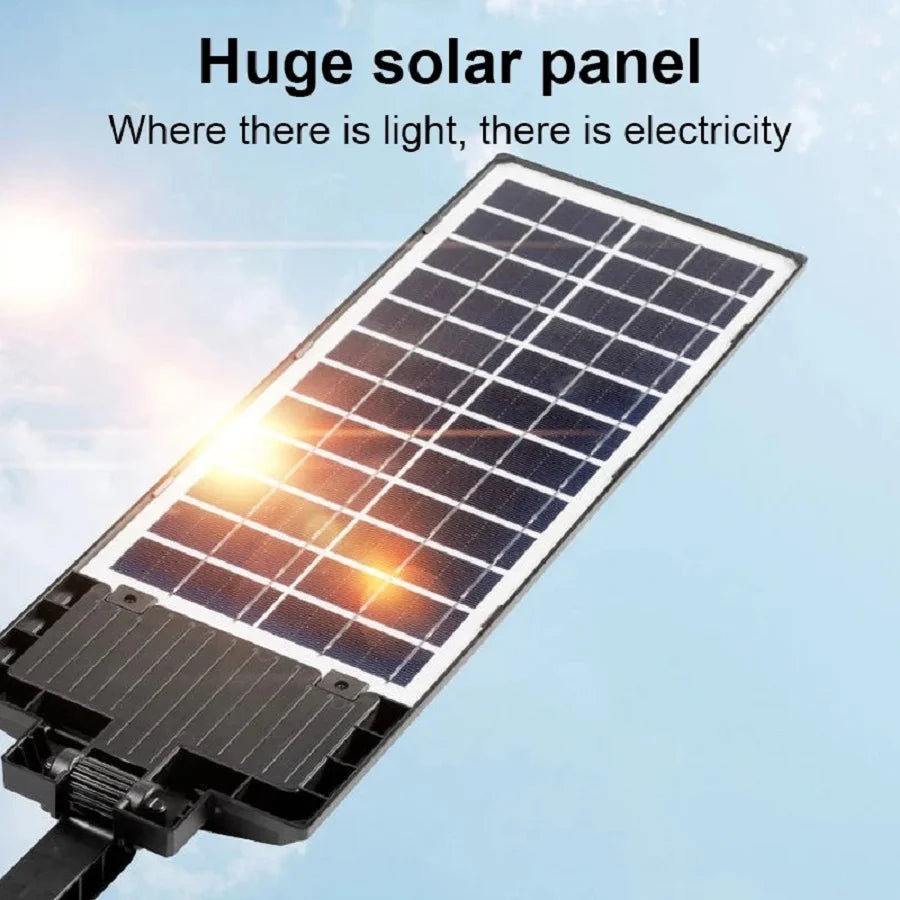 Lampe solaire allumée la nuit éclairant une terrasse