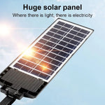 Lampe solaire allumée la nuit éclairant une terrasse