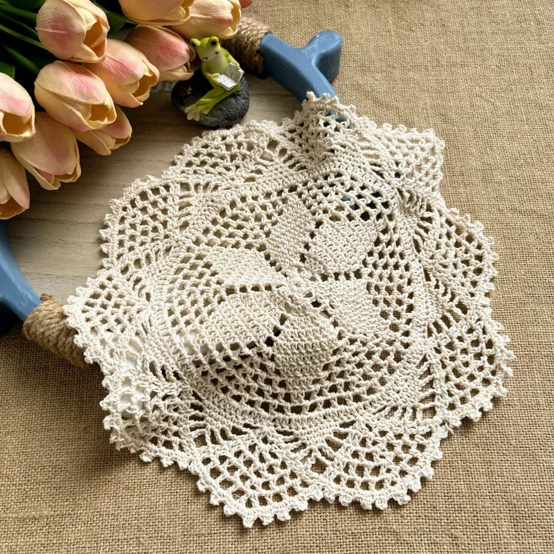 napperons crochetés blancs tapis table fleurs céramique vintage rustique