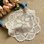 napperons crochetés blancs tapis table fleurs céramique vintage rustique