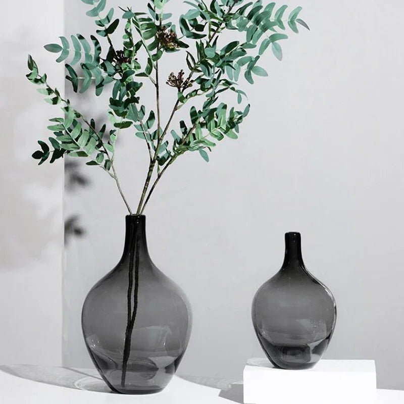 Vase en verre transparent grand ventre noir sur table de salon