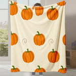 Couverture en velours avec motif de citrouilles orange sur fond crème, parfaite pour la décoration d'intérieur de l'automne.