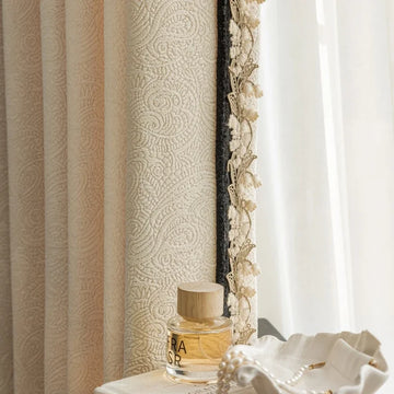 rideau beige noir motif floral brodé texture veloutée classique salon chambre fenêtre maison moderne