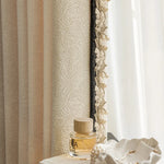 rideau beige noir motif floral brodé texture veloutée classique salon chambre fenêtre maison moderne