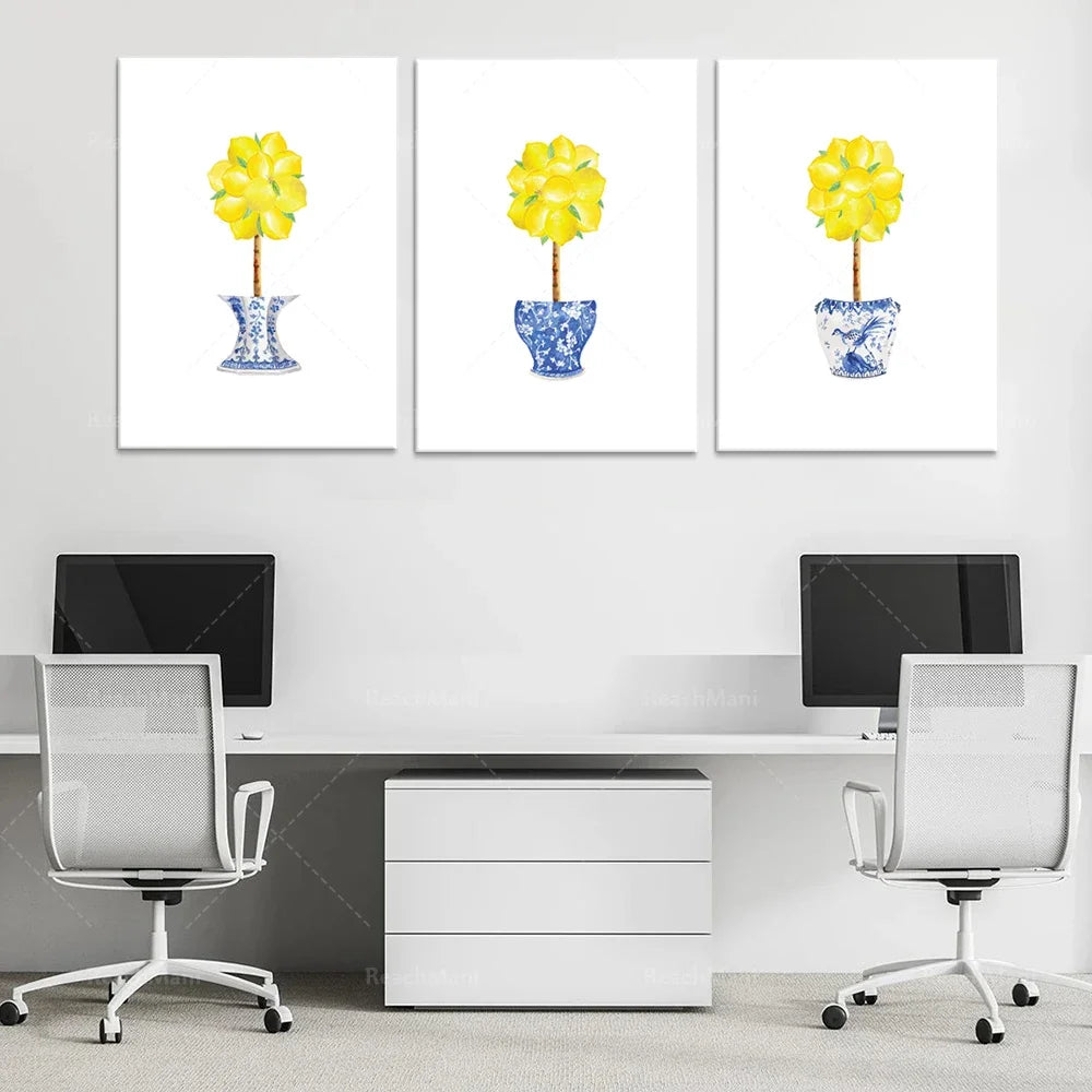 Des fleurs jaunes épanouies dans des vases bleus et blancs décorent avec élégance ce bureau lumineux et moderne.